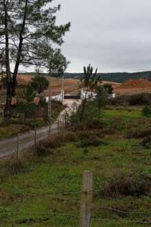 Imagem de terrenos agrícolas junto a terreno limpo que dará origem a aviário